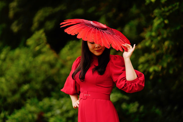 Yuan Li London YUANLILONDON DOVIMA red feathers wide brim hat 1950s style
